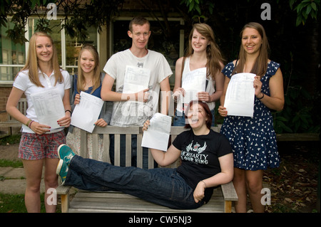 Les étudiants titulaires d'heureux succès de leur GCSE résultats d'examen à huis clos dans une école à Londres, Angleterre, Royaume-Uni. Banque D'Images