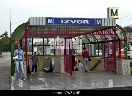 Entrée de la station de métro Izvor--dans le centre de Bucarest, Roumanie Banque D'Images