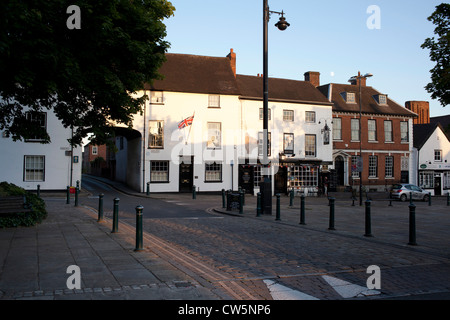 Atherstone Place du Marché vue depuis l'église St Mary à la recherche vers la voûte et Swan Tavern Marché public house. Banque D'Images