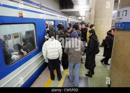 Beijing, les passagers monter dans un métro Banque D'Images