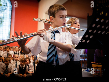 Les élèves à l'école primaire de l'école Oakridge Staffordshire, Royaume-Uni, jouant dans un concert dans leur église locale. Banque D'Images