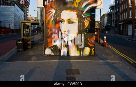 Les graffitis urbains street art peinture de visage de femme filles est de Londres Angleterre Europe Banque D'Images