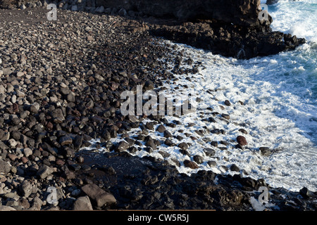 Marée sur sur un petit stony bay à Puerto Santiago, à Tenerife, Îles Canaries, Espagne Banque D'Images