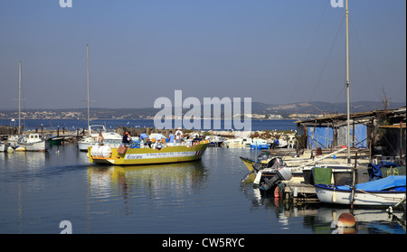 Bateau électrique dans le petit port de Sète ( Pointe courte ), l'étang de Thau, Languedoc Roussillon, France Banque D'Images