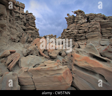 Jusqu'à la vallée parsemée de rochers avec des formations sous formes fantastiques Deep blue ciel couvert Banque D'Images