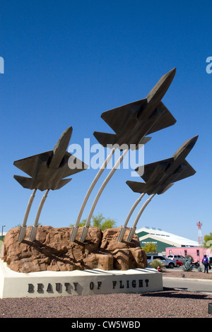 Jet sculpture à l'entrée de la PIMA Air and Space Museum situé à Tucson, Arizona, USA. Banque D'Images