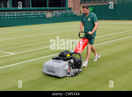 Couper la pelouse à Groundkeeper le tournoi de Wimbledon Banque D'Images