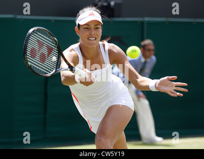 Ana Ivanovic (SRB) en action à Wimbledon Banque D'Images