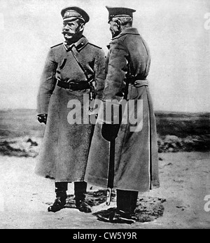 La Première Guerre mondiale sur le front de l'ouest de la Russie, l'Empereur Nicolas II de Russie, parlant avec le général Brusilov Banque D'Images