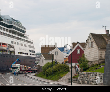 Les bateaux de croisière d'un ancrage dans le centre du Vieux Stavanger Banque D'Images