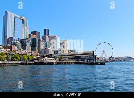 Seattle skyline, le bord de l'eau et grande roue Banque D'Images