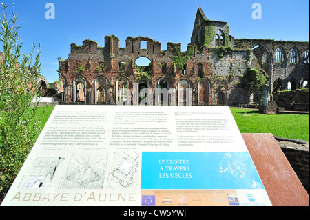 Panneau d'information parmi les ruines de l'abbaye Aulne, un monastère cistercien à Thuin, Hainaut, Belgique Banque D'Images