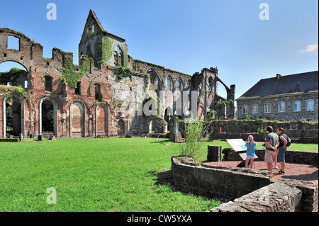 Les touristes du panneau d'information de la lecture parmi les ruines de l'abbaye Aulne, un monastère cistercien à Thuin, Hainaut, Belgique Banque D'Images