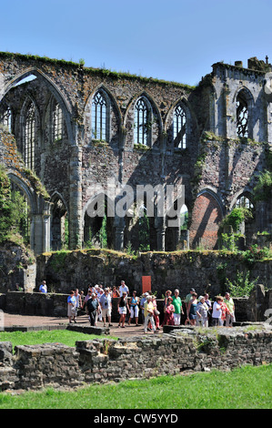 Après les touristes visite guidée le long des ruines de l'abbaye Aulne, un monastère cistercien à Thuin, Hainaut, Belgique Banque D'Images