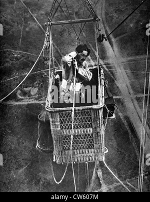 La Première Guerre mondiale. L'observateur d'un ballon à air chaud appelé 'Sausage' contrôler les sangles de son parachute (1917) Banque D'Images