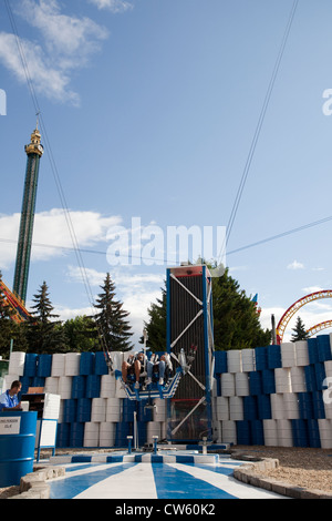 Deux personnes dans une catapulte dans le parc d'attractions Prater à Viena Banque D'Images