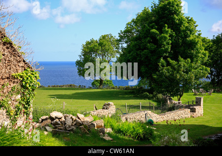 Vue sur les terres agricoles vers la mer d'Irlande du Nord d'Anglesey au Pays de Galles UK Royaume-Uni UE Union Européenne Europe Banque D'Images