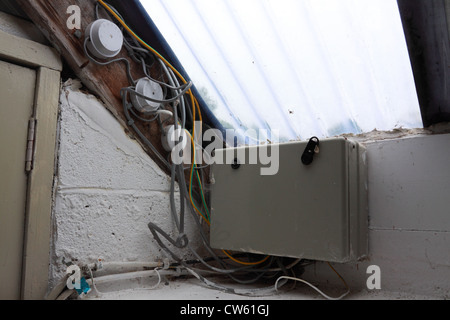 Câblage électrique en désordre dans un vieux bâtiment Banque D'Images