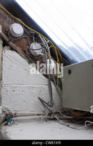 Câblage électrique en désordre dans un vieux bâtiment Banque D'Images
