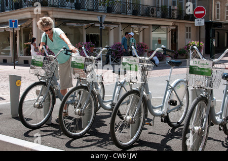 Système de cycle IDE dans le centre-ville de Pau sud ouest France femme la collecte d'un vélo pour visiter la ville Banque D'Images