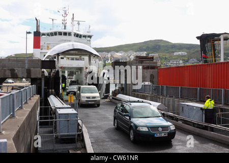 Le débarquement des véhicules Calmac ferry de Mallaig, côte ouest de l'Ecosse Banque D'Images