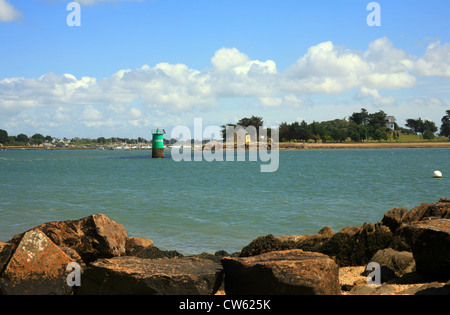 Vue sur chapelle sur l'ile de boedic de Roguedas, Golfe du Morbihan, Vannes, Morbihan, Bretagne, France Banque D'Images