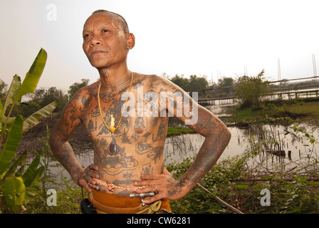 Sak Yan master,Ajahn Gop de Ayuthaya, Thaïlande. Sak Yan sont les tatouages mystiques populaires en Thaïlande. Banque D'Images