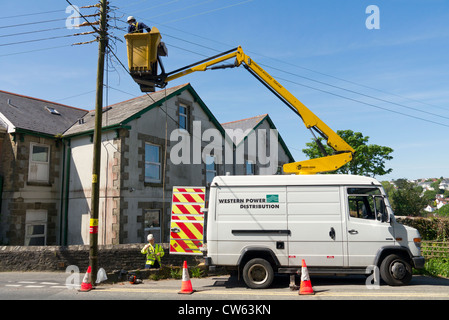 Western Power Distribution Les travailleurs qui travaillent sur des lignes électriques. Banque D'Images