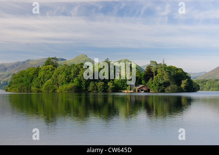 Derwent Isle et Derwent Water sur une journée ensoleillée dans le Lake District Banque D'Images