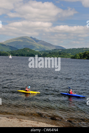 Les kayakistes sur Derwent Water dans le Lake District, avec Blencathra dans l'arrière-plan Banque D'Images