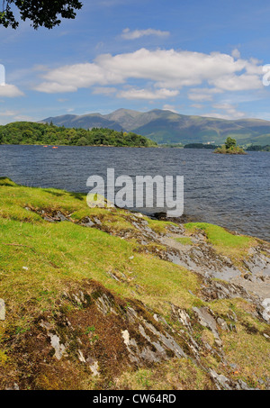 Vue sur la baie d'Otterbield sur Derwent Water vers Las Vegas sur une journée ensoleillée dans le Lake District Banque D'Images