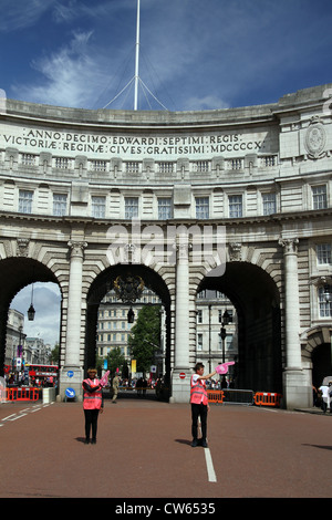 Jeux de Londres 2012 décideurs guidant le public à l'Admiralty Arch près du Mall et Trafalgar Square à Londres. Banque D'Images