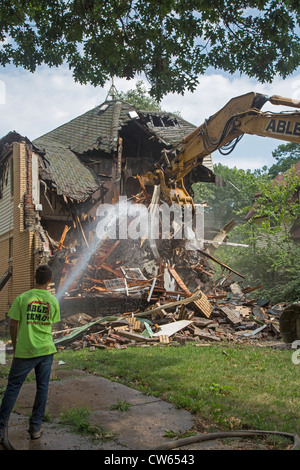 Detroit, Michigan - endommagée par l'incendie d'une maison vacante et dans la ville, quartier Morningside est démoli. Banque D'Images