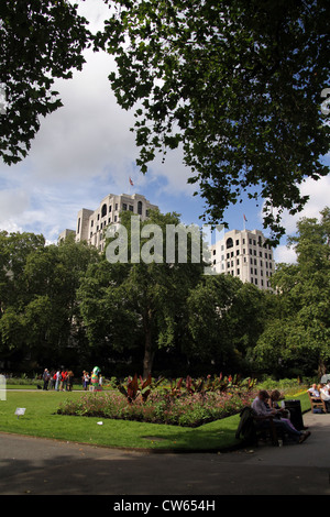 Le Victoria Embankment Gardens sont une série de jardins sur le côté nord de la Tamise entre Blackfriars Bridge et Wes Banque D'Images