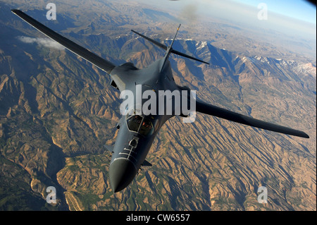 Un B1-B Lancer voler au-dessus de l'Afghanistan à l'appui de l'opération Enduring Freedom le 29 mars 2012 Banque D'Images