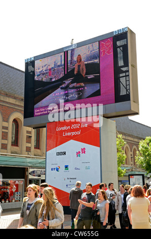 Un grand écran de télévision dans le centre-ville de Liverpool, UK, montrant les jeux olympiques de 2012 Banque D'Images