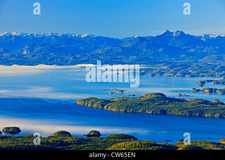 Les montagnes côtières de la Colombie-Britannique avec Mount Stephens sur la droite, tandis que le brouillard est roulant dans de Queen Charlotte Strait, Banque D'Images