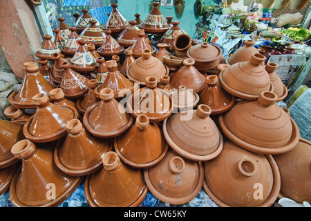 Plats tajine en céramique pour la vente dans l'ancienne médina de Marrakech, Maroc Banque D'Images