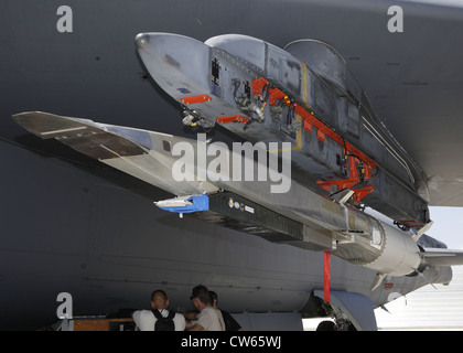 Le X-51A de vol hypersonique WaveRider véhicule d'essai est chargé sur un Air Force Flight Test Center B-52 pour mettre en place des tests à Edwards Air Force Base le 17 juillet 2009 en Californie. Banque D'Images