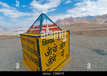 Marqueur de route le long de la route Leh-Manali dans les montagnes du Ladakh, Inde Banque D'Images