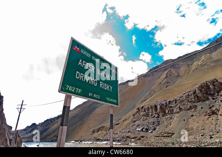 Inscrivez-vous sur la mise en garde humoristique Whisky risqué de conduire après sur la route Leh-Manali Ladakh, Inde Banque D'Images