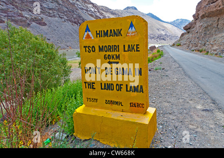 Un panneau d'avertissement jaune qui lit n'Gama, dans le pays de Lama sur la route Leh-Manali Ladakh, Inde Banque D'Images