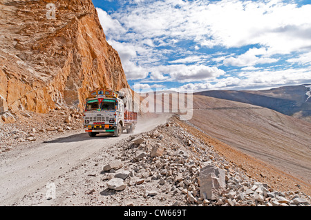 Un camion peintes de couleurs vives, ou camion, sur la route Manali-Leh près des 17 582 pieds de haut col Taglangla Ladakh, India Banque D'Images