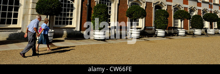 Grand écran panoramique tourné de couple en train de marcher dans le parc du château de Hampton Court , à l'ouest de Londres, Angleterre Banque D'Images