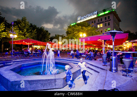 Nightlife dans le célèbre Bermudadreick à Bochum, enfants jouant à la fontaine, l'Allemagne, en Rhénanie du Nord-Westphalie, région de la Ruhr, Bochum Banque D'Images