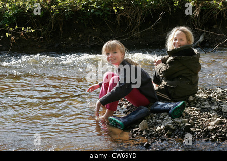 Deux jeunes filles, jouant dans un creek Banque D'Images