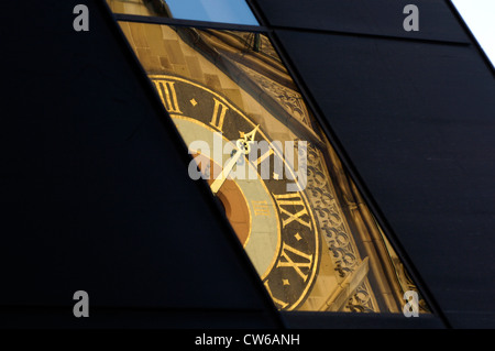 Image miroir de la vitre dans le Marstall bardage d'un nouveau bâtiment, l'Allemagne, Bade-Wurtemberg, Stuttgart Banque D'Images