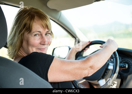 Photo de mode de vie attractive senior woman driving car Banque D'Images