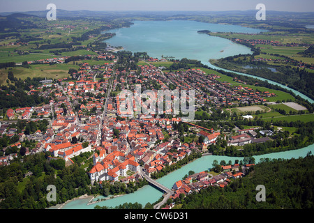 Avis de Füssen avec Forggensee, rivière Lech et od ville avec château, Allemagne, Bavière, Fussen Banque D'Images