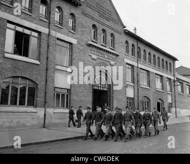 Les prisonniers de guerre allemands en mars de l'école de Reims en France (23 mai 1945) Banque D'Images